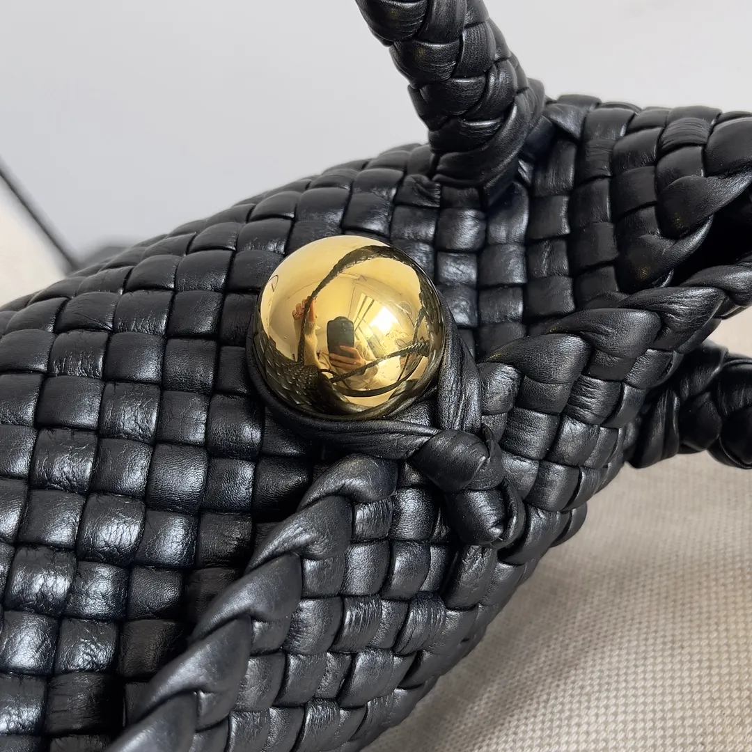 Batch 3760 BV collectible small woven handbags are really YYDS!! Bottega Veneta’s most classic small woven handbags are back! ! We use the highest quality leather with the highest craftsmanship❤️ to create the most expensive works. We have created the Intrecciato leather weaving process❤️ This unique traditional exclusive leather weaving method has not only become our logo but also reflects the time-consuming and labor-intensive craftsmanship of our products❤️ The new TOSCA handbag must be a selection worth collecting🆕 Style number: 776755 Size: 20*15.5*7cm